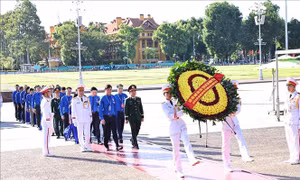 Đại biểu dự Đại hội Đoàn TNCS Hồ Chí Minh toàn quốc lần thứ XIII báo công dâng Bác