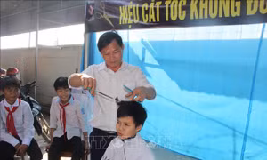 Ấm áp 'tiệm cắt tóc không đồng' dành cho học sinh nghèo