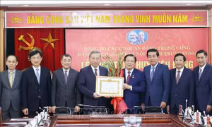 Tổng Bí thư Tô Lâm trao Huy hiệu 45 năm tuổi Đảng tặng đồng chí Phan Đình Trạc