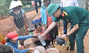 'Giọt nước nghĩa tình' quân dân biên giới