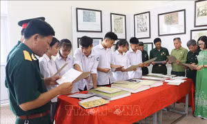 Trưng bày tư liệu về 'Hoàng Sa, Trường Sa của Việt Nam tại Hòa Bình