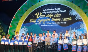 Trao học bổng 'Tiếp sức đến trường' cho tân sinh viên khu vực Tây Nguyên