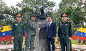 Tăng cường trao đổi thông tin về chính sách quốc phòng Việt Nam tại Venezuela