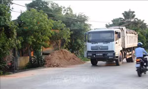 Bức xúc với 'hung thần' xe tải chở đất coi thường tính mạng người dân
