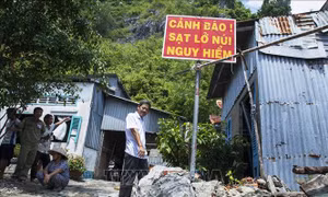 Đá rơi đe dọa cuộc sống người dân dưới chân núi Ba Hòn