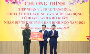 Mang Tết ấm tới những mái nhà còn gian khó