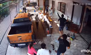 Truy tìm nhóm côn đồ chém hai người trọng thương tại nhà riêng