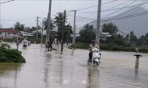 Mưa lớn gây ngập lụt ở địa bàn xã Vĩnh Thạnh, TP Nha Trang, tỉnh Khánh Hòa. Ảnh: Phan Sáu/TTXVN.
