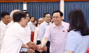 Chủ tịch Quốc hội Vương Đình Huệ tiếp xúc cử tri tại Hải Phòng