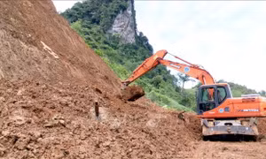 Tạm dừng các phương tiện đi qua khu vực đèo Khau Lắc