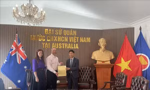 Con trai cựu binh Australia trao lại cuốn nhật ký của liệt sĩ QĐND Việt Nam