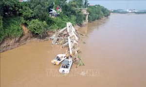 Nước lũ rút dưới báo động 1, nỗ lực tìm kiếm nạn nhân vụ sập cầu Phong Châu