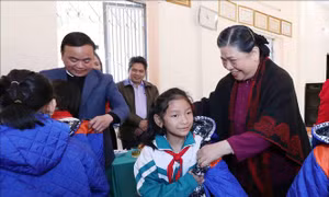Đồng chí Tòng Thị Phóng thăm, tặng quà tại Sơn La