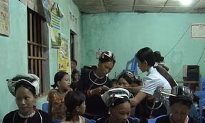 Đồng bào Khâu Vai đã biết viết tên, không còn phải 'điểm chỉ'