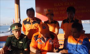 Cứu nạn thành công 6 thuyền viên tàu cá trên vùng biển Hoàng Sa