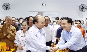 Chủ tịch nước Nguyễn Xuân Phúc tiếp xúc cử tri huyện Hóc Môn 