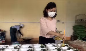 Giáo viên TP Kon Tum chung tay giảm tải áp lực cho tuyến đầu chống dịch 