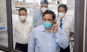 Thủ tướng kiểm tra Bệnh viện điều trị người bệnh COVID-19 tại Hà Nội