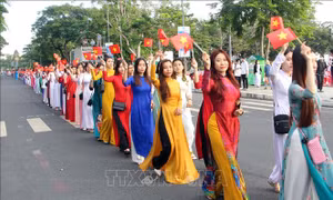 Phụ nữ Việt Nam trung hậu - đảm đang - tài năng - anh hùng 