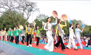 Diễu hành và biểu diễn nghệ thuật tái hiện trang phục áo dài, áo bà ba