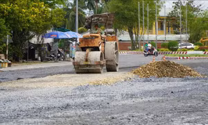 Đồng Tháp: Hư hỏng nền, mặt đường trên diện rộng sau mưa lũ