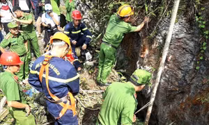 Đưa thi thể nạn nhân rơi xuống hang sâu gần 150 mét lên mặt đất