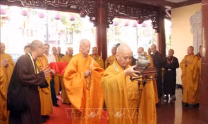 Hàng nghìn người chiêm bái xá lợi trái tim Bồ tát Thích Quảng Đức