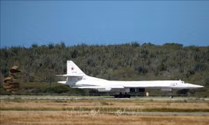Nga điều máy bay ném bom Tu-160 tới gần biên giới với Mỹ