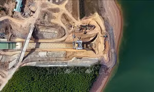Vượt nắng nóng, công trường hồ Kẻ Gỗ tăng tốc về đích