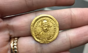 Tìm thấy đồng tiền vàng niên đại 1.600 năm tuổi giữa cánh đồng