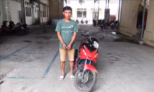 Bắt đối tượng trộm xe mô tô tại bờ kênh, thay biển số chuẩn bị đi tiêu thụ
