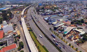 Tạo đòn bẩy cho đầu tàu kinh tế TP Hồ Chí Minh - Bài 2: Loay hoay với 'chiếc áo chật'