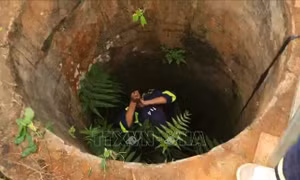 Công an huyện Ba Vì cứu sống một người rơi xuống giếng sâu