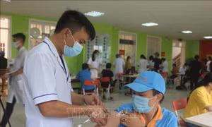 Quảng Ninh: Cấp tài liệu hướng dẫn chăm sóc, điều trị COVID-19 tại nhà cho người dân