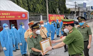 Trao bằng khen đột xuất của Thủ tướng Chính phủ tặng lực lượng đi đầu chống dịch