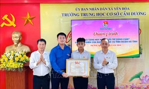 Trao tặng Huy hiệu 'Tuổi trẻ dũng cảm' cho học sinh cứu người đuối nước