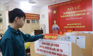 Cử tri thành phố Huế phấn khởi đi thực hiện quyền công dân