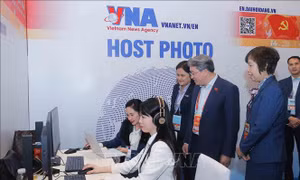 Nhiều đồng chí lãnh đạo thăm khu vực tác nghiệp của TTXVN tại Đại hội XIV của Đảng