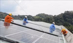 Mang điện mặt trời đến điểm trường vùng cao Quảng Nam