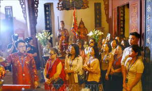 Trải nghiệm tour đêm 'Tiếng chuông Trấn Vũ'