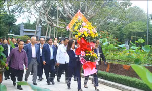 Trưởng bản tiêu biểu Việt - Lào xúc động khi thăm quê Bác Hồ