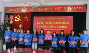 Gieo mầm những 'hạt giống đỏ' trên ghế nhà trường