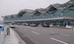 Trung Quốc: Hàng chục nghìn người mắc kẹt ở sân bay do mưa bão