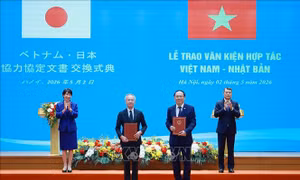 Thủ tướng Lê Minh Hưng và Thủ tướng Nhật Bản chứng kiến trao các văn kiện hợp tác