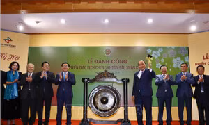 Thủ tướng Nguyễn Xuân Phúc: Thị trường chứng khoán là kênh huy động vốn quan trọng cho nền kinh tế