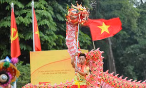 Rộn ràng Liên hoan múa Rồng tại không gian đi bộ hồ Hoàn Kiếm