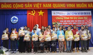 Tặng hàng ngàn suất quà Tết cho hộ nghèo dân tộc thiểu số