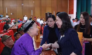 Quyền Chủ tịch nước thăm, tặng quà người có công và trẻ em tại Thái Nguyên