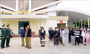 Tiếp nhận 69 công dân về nước qua cửa khẩu Tây Trang