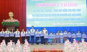 Trao học bổng cho học sinh Khmer khó khăn